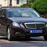 Ciemnobrązowy Mercedes z niebieską tablicą dyplomatyczną W 113555.