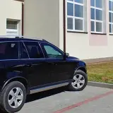 Czarny SUV zaparkowany przed budynkiem Wydziału Komunikacji i Transportu Starostwa Powiatowego.