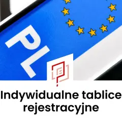 Zbliżenie na polską tablicę rejestracyjną z symbolem Unii Europejskiej i logo.