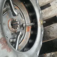 Zbliżenie na mechanizm docisku sprzęgła z widocznymi sprężynami i elementami regulacyjnymi.