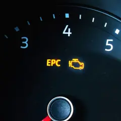 Kontrolka EPC świecąca na desce rozdzielczej samochodu.