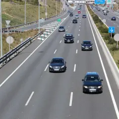Autostrada z ruchem samochodowym, widok z góry.