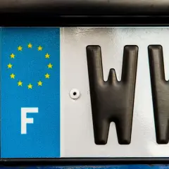 Fragment francuskiej tablicy rejestracyjnej z literą F i gwiazdkami UE.