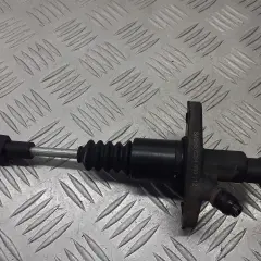 Pompa sprzęgła samochodowa na metalowym tle.