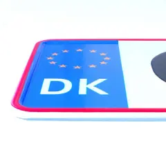 Fragment duńskiej tablicy rejestracyjnej z literami DK i gwiazdkami UE.