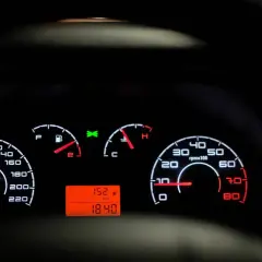 Deska rozdzielcza samochodu Renault Trafic z podświetlanymi wskaźnikami: prędkościomierzem, obrotomierzem, wskaźnikiem paliwa i temperatury.