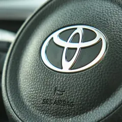 Logo Toyoty na kierownicy samochodu z napisem SRS AIRBAG.