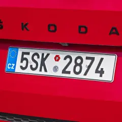Czeska tablica rejestracyjna z numerem 5SK 2874 na czerwonym samochodzie Skoda.