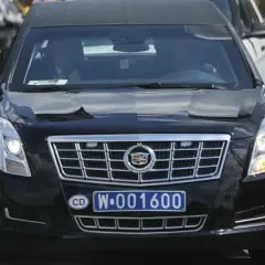 Czarny Cadillac z amerykańską flagą i tablicą dyplomatyczną CD W-001600.