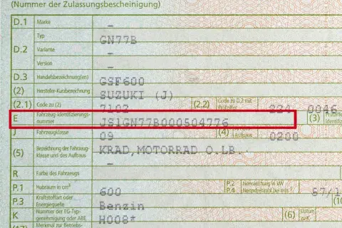 Fragment dokumentu pojazdu z zaznaczonym numerem VIN.