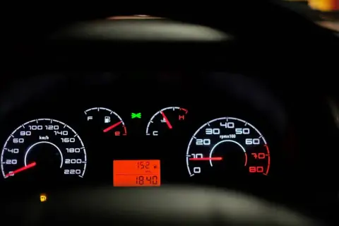 Deska rozdzielcza samochodu Renault Trafic z podświetlanymi wskaźnikami: prędkościomierzem, obrotomierzem, wskaźnikiem paliwa i temperatury.
