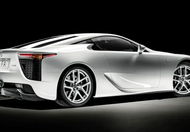 Biały Lexus LFA widziany z tyłu, z czarnym tłem.