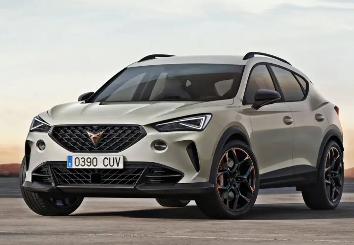 Jasnoszary SUV Cupra z czarnym grillem i miedzianymi akcentami na felgach.