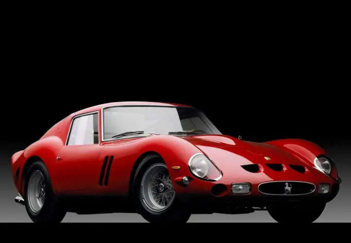 Czerwone Ferrari 250 GTO na czarnym tle.