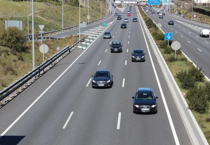 Autostrada z ruchem samochodowym, widok z góry.