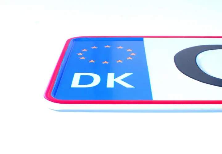 Fragment duńskiej tablicy rejestracyjnej z literami DK i gwiazdkami UE.