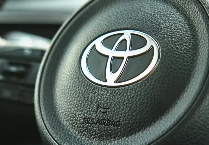 Logo Toyoty na kierownicy samochodu z napisem SRS AIRBAG.