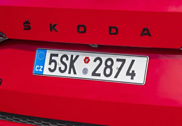Czeska tablica rejestracyjna z numerem 5SK 2874 na czerwonym samochodzie Skoda.