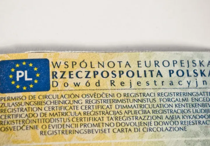 Fragment polskiego dowodu rejestracyjnego z flagą UE i napisem "Dowód Rejestracyjny".
