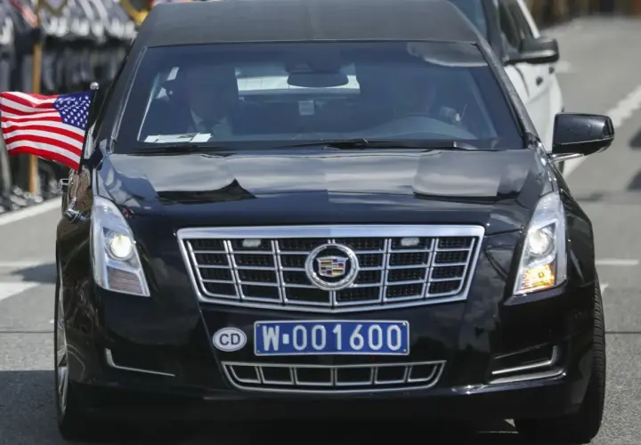 Czarny Cadillac z amerykańską flagą i tablicą dyplomatyczną CD W-001600.