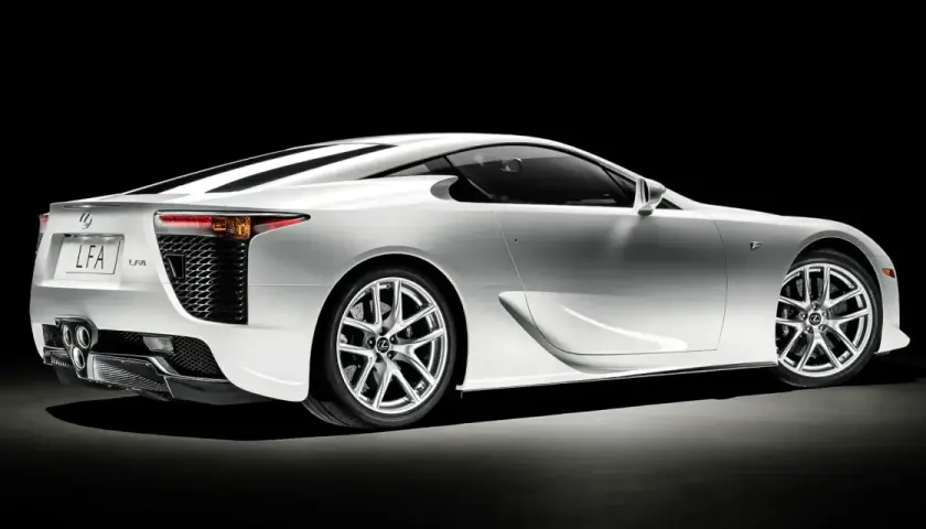 Biały Lexus LFA widziany z tyłu, z czarnym tłem.