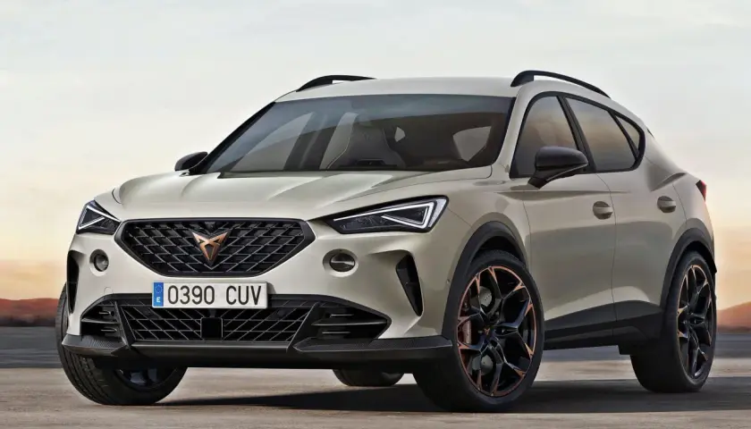 Jasnoszary SUV Cupra z czarnym grillem i miedzianymi akcentami na felgach.