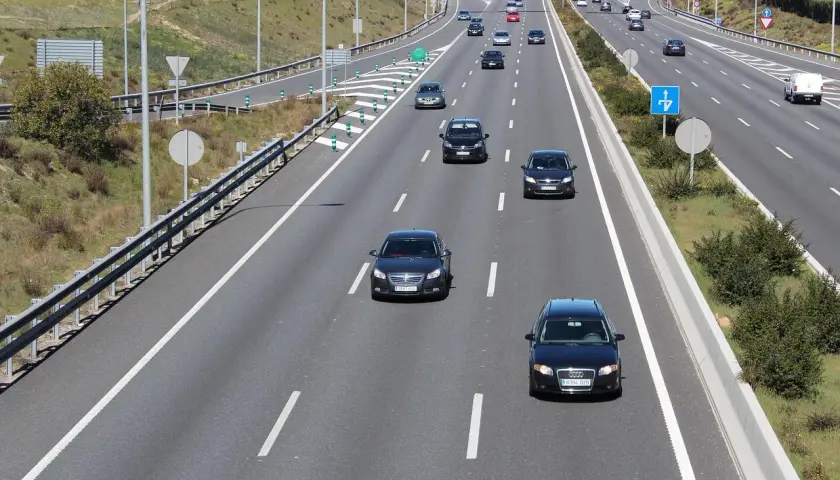 Autostrada z ruchem samochodowym, widok z góry.