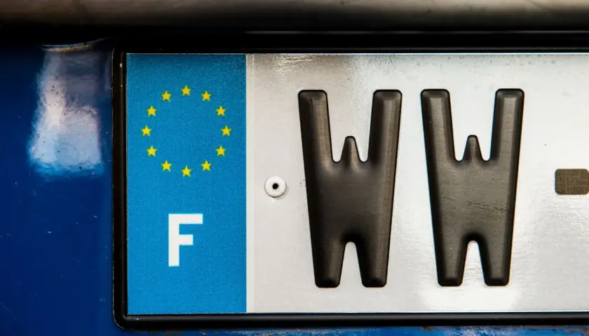Fragment francuskiej tablicy rejestracyjnej z literą F i gwiazdkami UE.