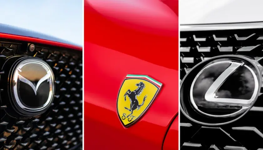 Zbliżenia na logotypy marek samochodowych: Mazda, Ferrari i Lexus.