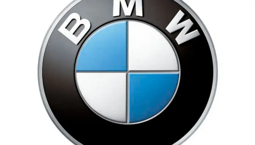 Logo BMW: okrąg z literami BMW i niebiesko-białymi ćwiartkami.