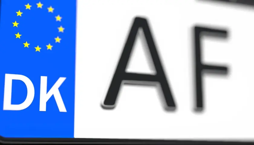 Duńska tablica rejestracyjna z symbolem UE i literami DK AF.