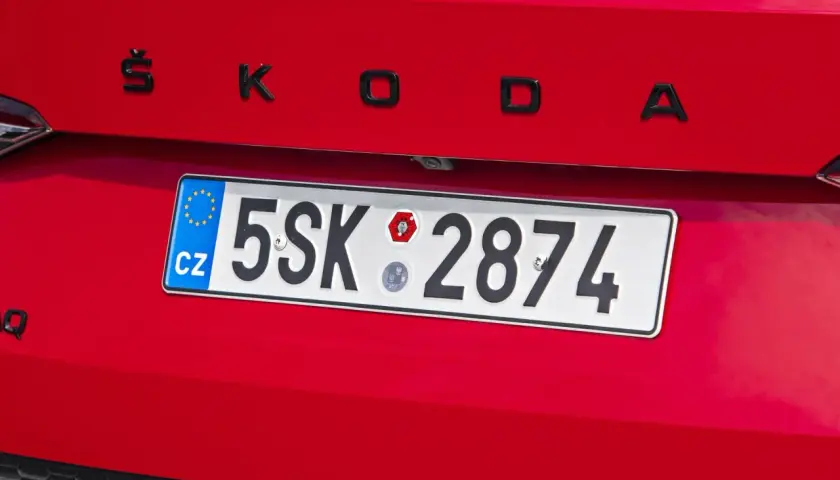 Czeska tablica rejestracyjna z numerem 5SK 2874 na czerwonym samochodzie Skoda.