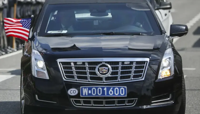 Czarny Cadillac z amerykańską flagą i tablicą dyplomatyczną CD W-001600.