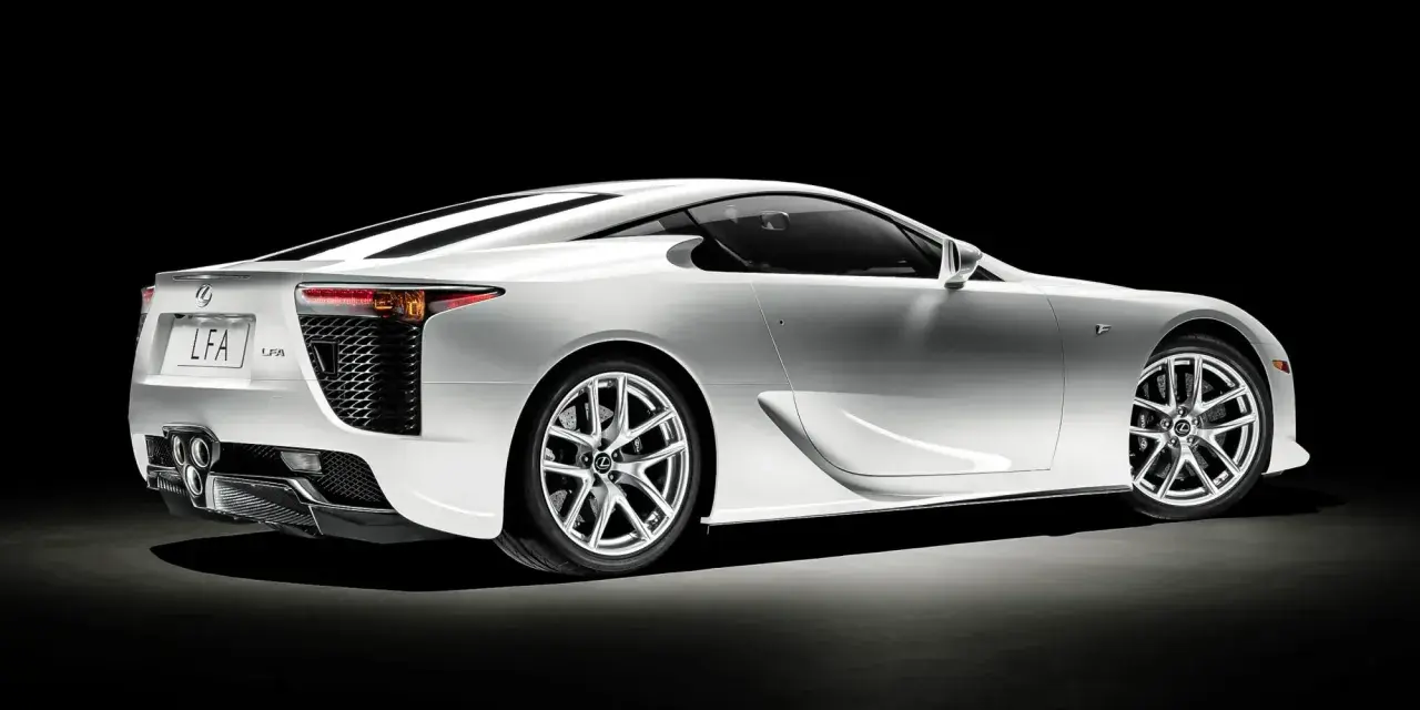 Biały Lexus LFA widziany z tyłu, z czarnym tłem.