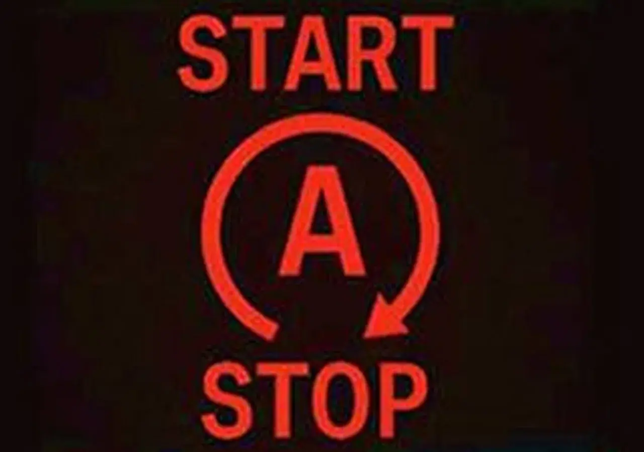 Czerwony symbol "Start-Stop" z literą "A" w okręgu i strzałką.