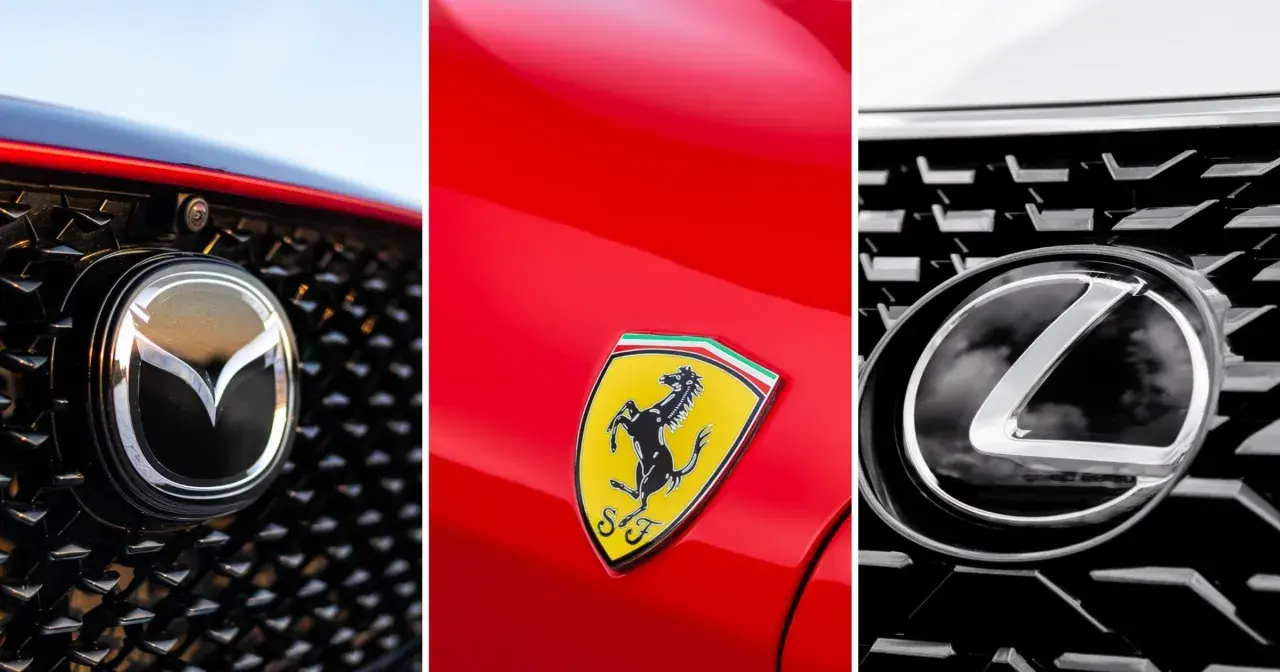 Zbliżenia na logotypy marek samochodowych: Mazda, Ferrari i Lexus.