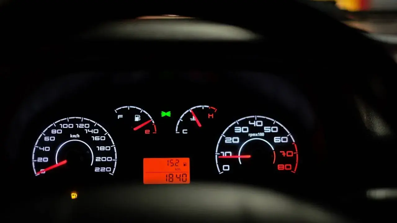 Deska rozdzielcza samochodu Renault Trafic z podświetlanymi wskaźnikami: prędkościomierzem, obrotomierzem, wskaźnikiem paliwa i temperatury.