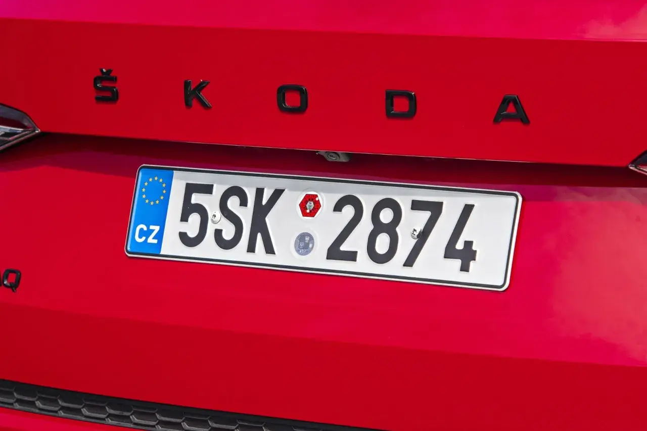 Czeska tablica rejestracyjna z numerem 5SK 2874 na czerwonym samochodzie Skoda.